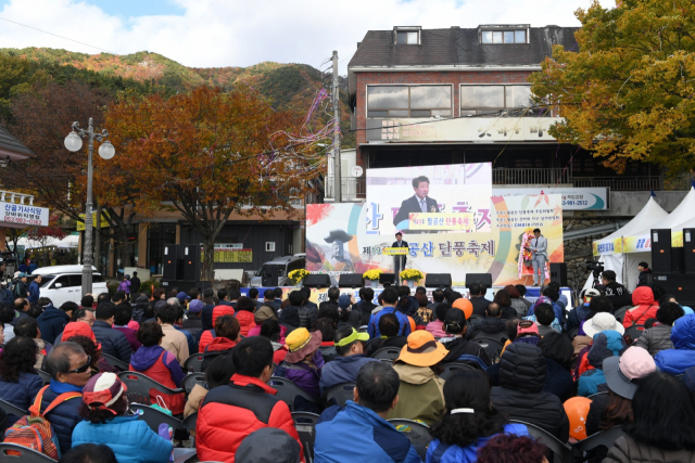 단풍 최절정기를 앞둔 마지막 주말(26~28일) 대구 동구 팔공산 일대에 단풍놀이 행락객 2만여 명이 몰리면서 인산인해를 이뤘다. 대구 동구청 제공