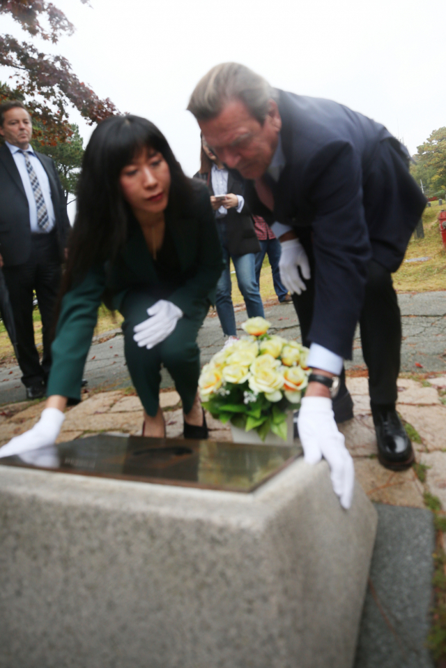 게르하르트 슈뢰더 전 독일 총리 부부가 26일 오후 광주 북구 망월동 5·18 옛 묘역에서 영화 