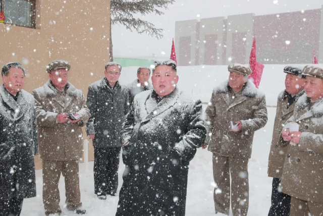 김정은 북한 국무위원장은 대대적인 리모델링 공사가 진행 중인 양강도 삼지연군 건설현장을 올해 들어 세 번째 시찰했다고 북한 매체들이 30일 보도했다. 사진은 조선중앙TV가 공개한 것으로, 김 위원장이 폭설을 맞으며 최룡해 노동당 부위원장(사진 맨왼쪽) 등 수행원 및 건설현장 관계자로 보이는 인사들과 대화하는 모습. [국내에서만 사용가능. 재배포 금지. For Use Only in the Republic of Korea. No Redistribution] 연합뉴스