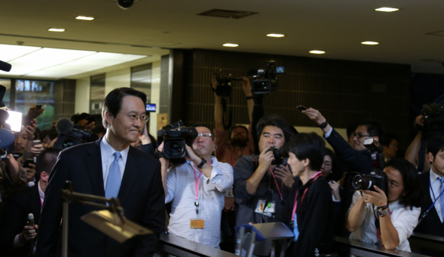 이수훈 주일 한국대사가 30일 한국 대법원이 일본의 신일철주금이 강제징용 피해자에게 각각 1억원을 배상해야 한다는 최종 판결을 내린 것과 관련해 일본 정부에 초치된 뒤 굳은 표정으로 일본 도쿄(東京) 외무성 건물을 나서고 있다. 연합뉴스