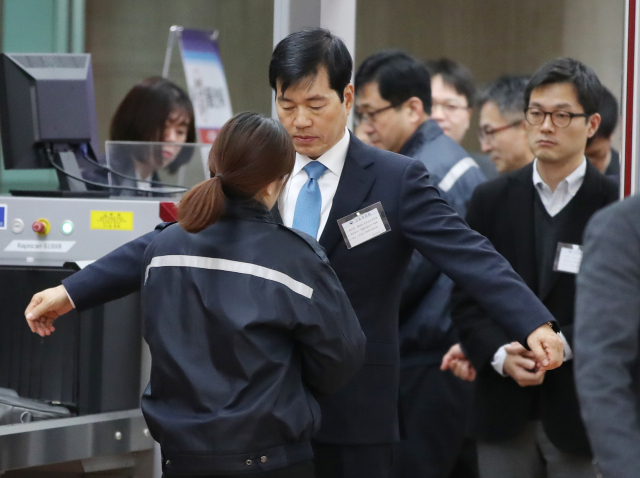 김태한 삼성바이오로직스 대표이사가 31일 오후 서울 종로구 정부서울청사에서 열린 삼성바이오로직스 분식회계 혐의 재감리 안건 논의 증선위원회 회의에 참석하기에 앞서 검색받고 있다. 연합뉴스