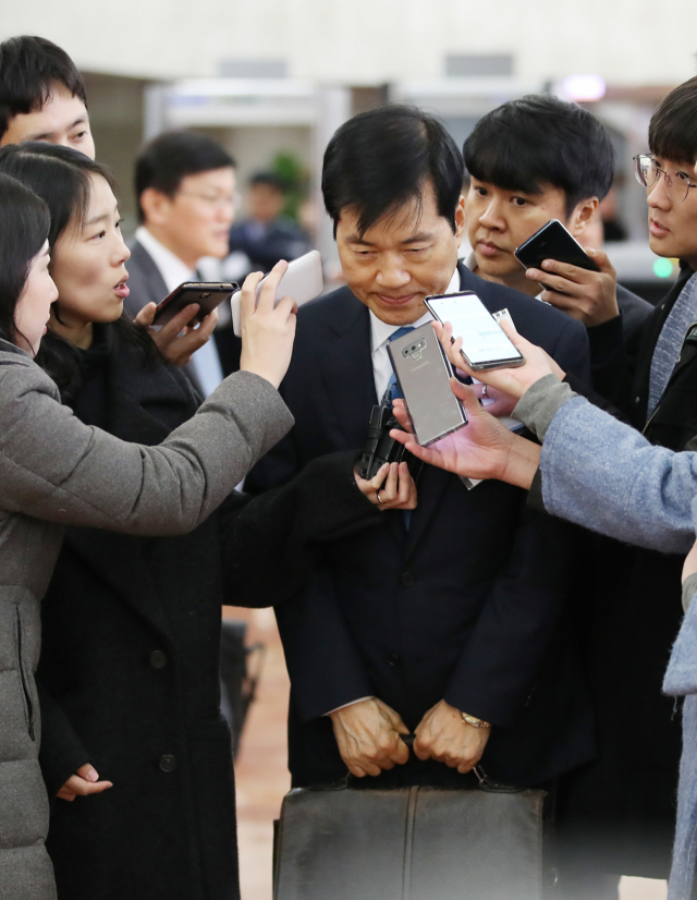 김태한 삼성바이오로직스 대표이사가 31일 오후 서울 종로구 정부서울청사에서 열린 분식회계 혐의 재감리 안건 논의 증선위원회 회의에 참석하기에 앞서 인사하고 있다. 연합뉴스