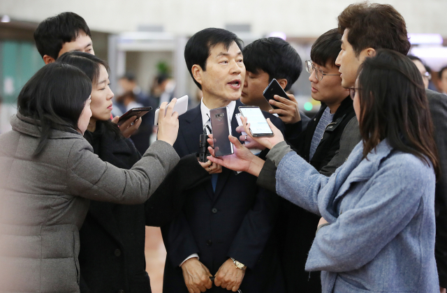 김태한 삼성바이오로직스 대표이사가 31일 오후 서울 종로구 정부서울청사에서 열린 삼성바이오로직스 분식회계 혐의 재감리 안건 논의 증선위원회 회의에 참석하기에 앞서 기자들의 질문에 답하고 있다. 연합뉴스