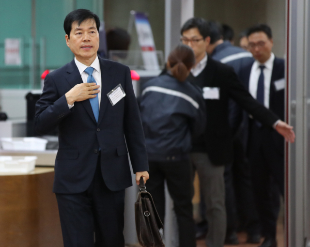 김태한 삼성바이오로직스 대표이사가 31일 오후 서울 종로구 정부서울청사에서 열린 삼성바이오로직스 분식회계 혐의 재감리 안건 논의를 위한 증선위원회 회의에 참석하기 위해 청사로 들어서고 있다. 연합뉴스