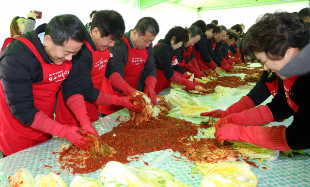 맛과 사랑나눔 위원회 김윤식(왼쪽에서 두번째) 위원장 등 농수산물도매시장 관계자들이 지역 소외계층에게 전달될 김장 김치를 담그고 있다. 정운철 기자 woon@msnet.co.kr