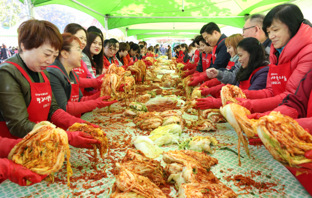 맛과 사랑나눔 김장 담그기 행사에 초청된 다문화 가족 여성들이 사랑의 김장 김치를 만들며 즐거워 하고 있다. 정운철 기자 woon@msnet.co.kr