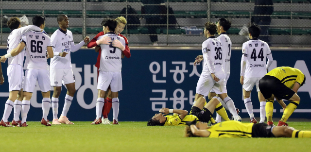 31일 전남 광양시 광양전용구장에서 열린 2018 하나은행 FA컵 준결승전 전남 드래곤즈와 대구FC의 경기에서 대구 선수들이 전남을 2-1로 이기고 기뻐하고 있다. 연합뉴스