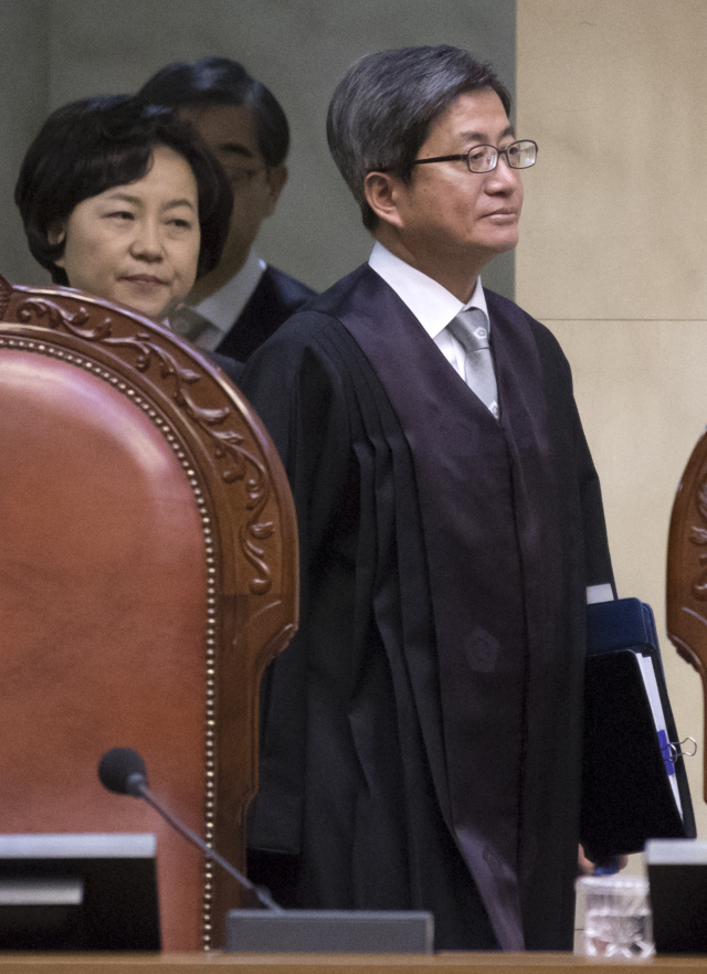 1일 오전 서초구 대법원에서 열린 양심적 병역거부자의 병역법 위법 관련 선고를 위한 대법원 전원합의체에서 김명수 대법원장이 입장하고 있다. 연합뉴스