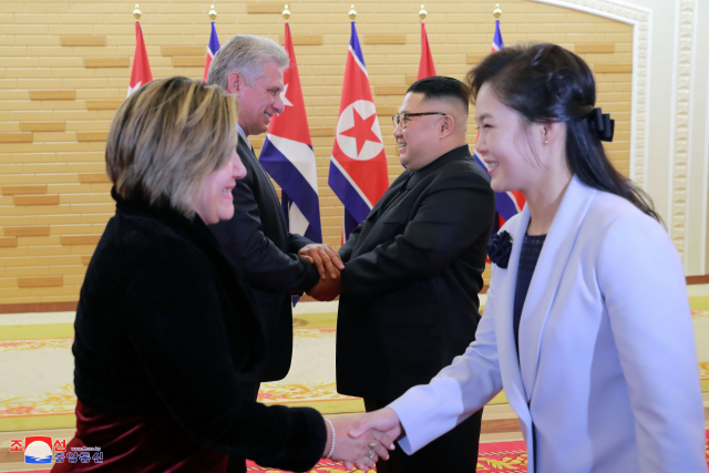 김정은 북한 국무위원장과 부인 리설주 여사가 지난 4일 백화원영빈관에서 정상회담에 앞서 미겔 디아스카넬 쿠바 국가평의회 의장 내외와 기념사진을 촬영했다고 조선중앙통신이 5일 보도했다. [국내에서만 사용가능. 재배포 금지. For Use Only in the Republic of Korea. No Redistribution] 연합뉴스