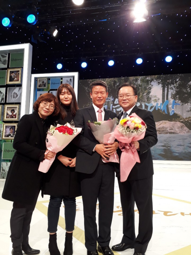 이상철(오른쪽 두 번째) 경산시 차량등록사업소 차량관리담당이 8일 열린 제22회 민원봉사대상 본상을 수상한 후 김부겸 행정안전부장관과 기념사진을 찍고 있다.