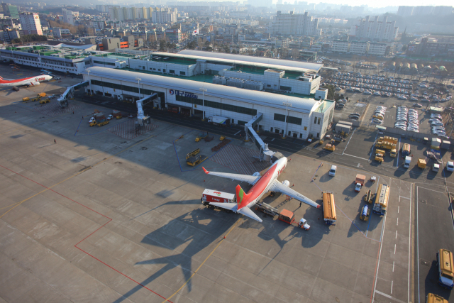 대구국제공항 전경. 한국공항공사 대구지사는 올 하반기부터 총 700억원을 투입해 화물터미널 등 대구공항 시설을 정비할 계획이었지만, 대한항공의 화물 사업 철수에 영향을 받을 것으로 보인다. 매일신문DB