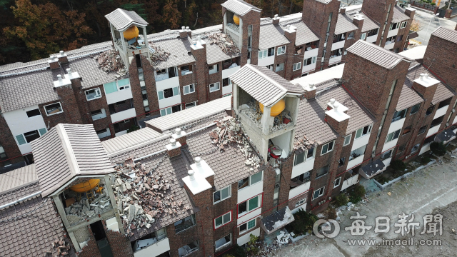 포항 지진이 발생한 지 1년이 되었지만 복구되지 않은 상당수 건물이 위험에 노출돼 있다.(2018년 11월13일 현재) 철거를 앞둔 북구 환호동 대동빌라 건물이 출입통제 없이 방치돼 있다. 우태욱 기자 woo@msnet.co.kr