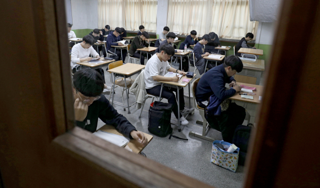 2019학년도 대학수학능력 시험이 치러진 15일 오전 대구시교육청 24지구 제4시험장을 찾은 수험생들이 시험 시작전 막바지 공부에 몰두하고 있다. 김영진 기자 kyjmaeil@msnet.co.kr