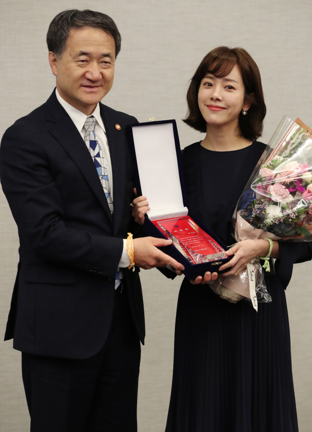 배우 한지민(오른쪽)과 박능후 보건복지부장관이 21일 오후 서울 강남구 그랜드 인터컨티넨탈 파르나스 호텔에서 열린 