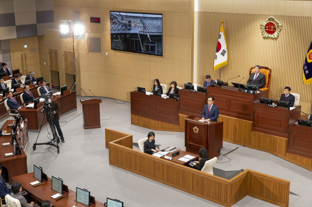 경북도의회가 22일 지진과 원전 안전문제과 도청신도시 조성사업 등 최근 경북도의 이슈가 되고 있는 문제를 집중 꺼내들며 대책 마련을 요구했다.