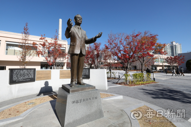 대구삼성창조캠퍼스에 세워진 삼성그룹 창업주 호암(湖巖) 이병철 전 회장의 동상이 외롭게 서 있다. 이병철 회장은 지난 1936년 부친의 지원을 받아 경남 마산에서 운영하기 시작한 협동정미소에서 마련한 돈으로 1938년 대구 중구에 삼성상회를 설립, 오늘날 삼성그룹의 기틀을 마련한 인물이다. 정운철 기자 woon@msnet.co.kr