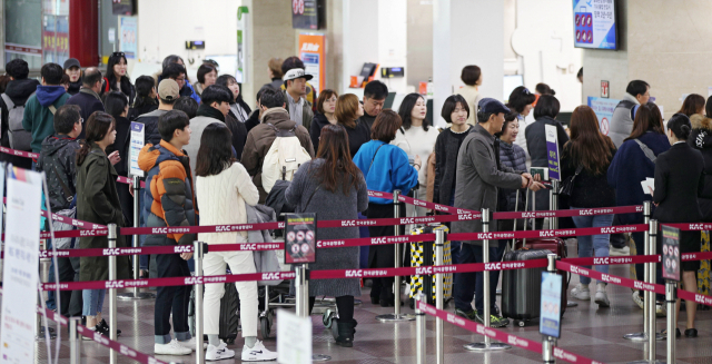 대구공항 1층 입국장 로비가 관광객들로 붐비고 있다. 매일신문DB