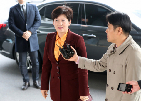 지방교육자치법 위반 혐의를 받는 강은희 대구시교육감이 지난달 27일 오후 관련 혐의에 대한 조사를 받기 위해 대구지방검찰청으로 들어가면서 기자 질문에 답하고 있다. 연합뉴스