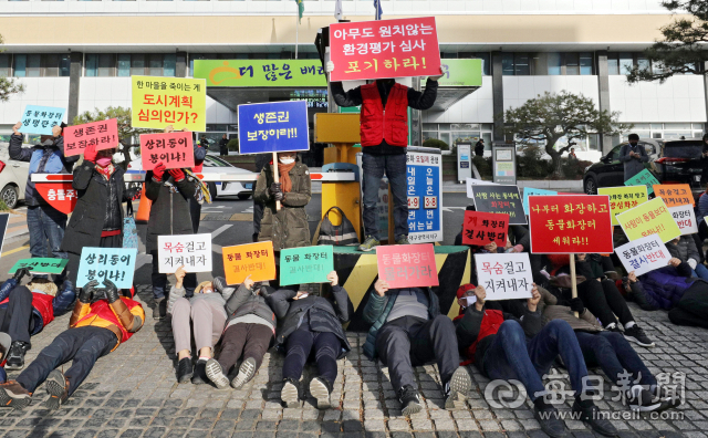 대구 상리동 동물화장장 건립 반대 주민들이 28일 오전 동물화장장 신축에 따른 개발허가 심의가 열리는 서구청 앞에서 집회를 열고 구청 정문에 누워 차량출입을 막고 있다. 김영진 기자 kyjmaeil@msnet.co.kr