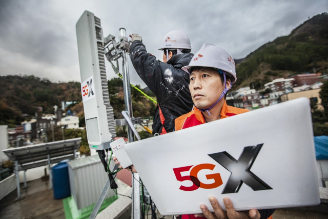 SK텔레콤이 울릉도와 독도에 5G 망을 구축했다고 29일 전했다. SK텔레콤 직원들이 경상북도 울릉군 도동항 인근에서 5G 기지국을 설치하고 있다. 연합뉴스