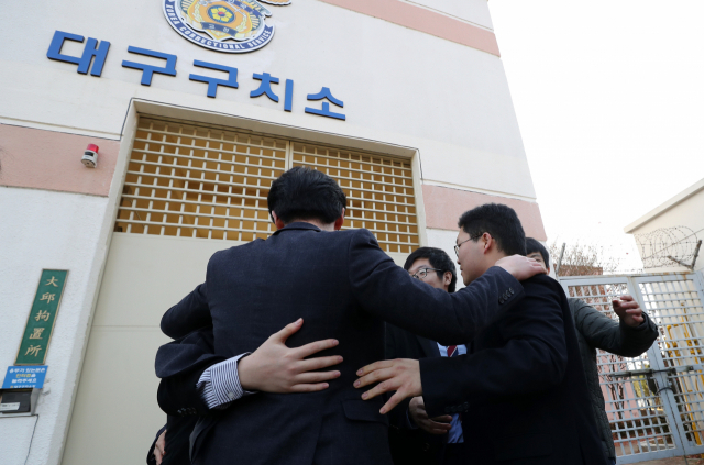 30일 오전 대구시 수성구 만촌동 대구구치소에서 출소한 양심적 병역거부자들이 서로를 격려하고 있다. 연합뉴스