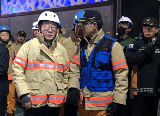 이재명 경기도지사가 30일 오후 경기도 수원시 수원역 인근 골든프라자 상가 화재현장을 방문, 소방당국의 현황보고를 받고 있다. 연합뉴스