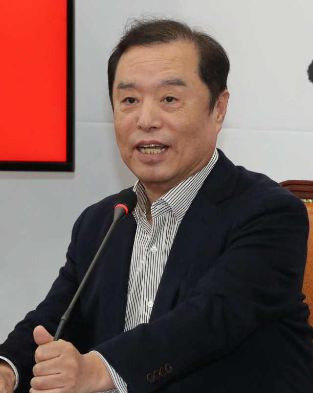 자유한국당 김병준 비상대책위원장이 2일 오전 국회에서 기자간담회를 열고 당내 계파 갈등 해소방안 등을 담은 정치개혁구상 