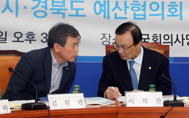 더불어민주당 이해찬 대표가 7일 국회에서 열린 대구경북발전특별위원회 1차회의에서 김현권 위원장과 대화하고 있다. 연합뉴스
