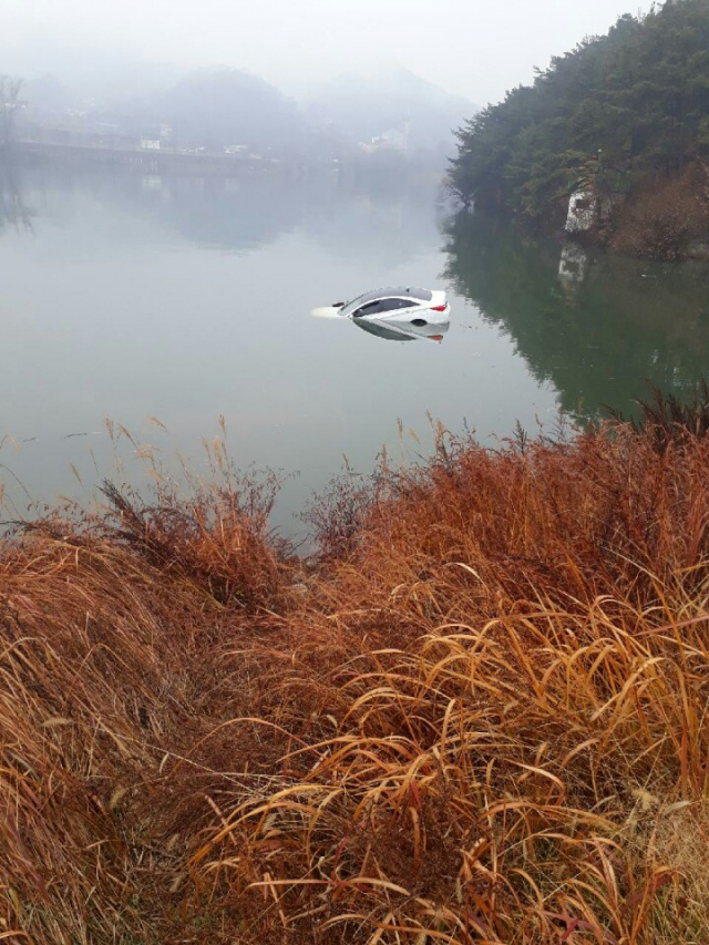 3일 칠곡군 두만지에 추락한 차량 모습. 칠곡소방서 제공