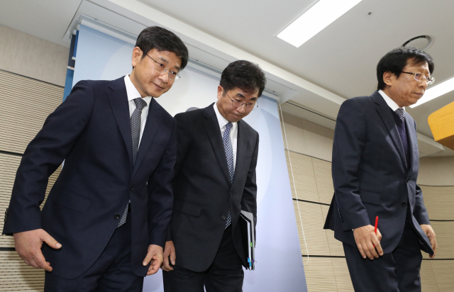 4일 정부세종청사 교육부에서 양길석 수능 채점위원장(왼쪽부터). 성기선 교육과정평가원장, 이창훈 수능시험 본부장이 2019학년도 대학수학능력시험 채점 결과 발표를 마친 뒤 인사하고 있다. 연합뉴스