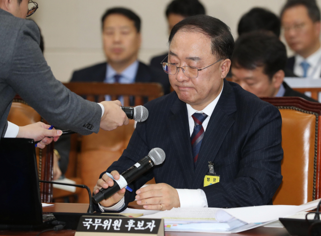 홍남기 경제부총리 겸 기획재정부 장관 후보자가 4일 국회 기획재정위원회에서 열린 자신의 인사청문회에서 의원들의 질문을 듣고 있다. 연합뉴스