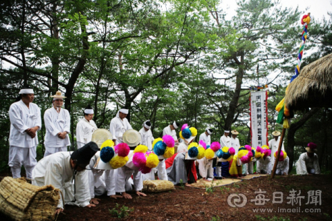 하회별신굿탈놀이 강신마당. 강신마당은 하회마을의 주산인 화산 정상에 모셔진 성황당에서 새벽에 이뤄지고, 각시를 무등에 태워 내려오는 것으로 탈놀이가 시작된다. 하회별신굿탈놀이보존회 제공