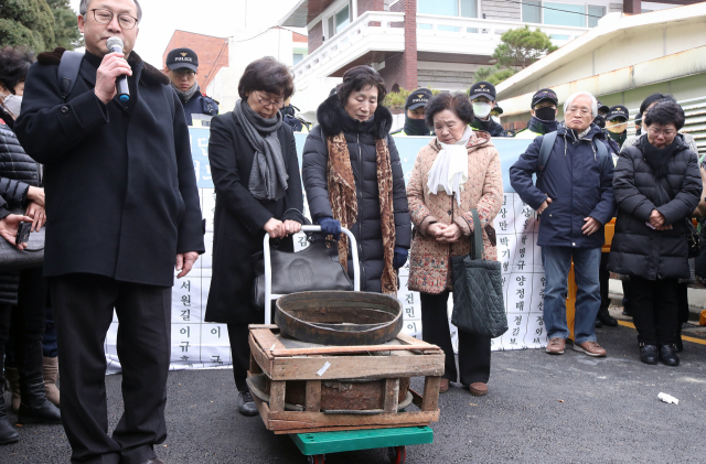 29일 오전 서울 서대문구 연희동 전두환 전 대통령 자택 앞에서 KAL858기 가족회 유족들이 KAL858기로 추정되는 잔해를 공개하며 국토교통부의 검증을 요구하고 있다. 연합뉴스