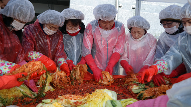 곽대훈 자유한국당 대구시당 위원장이 5일 당사 주차장에서 열린 사랑나눔 김장담그기 행사에서 당직자들과 김장을 하고 있다. 한국당 대구시당 제공