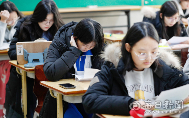 2019학년도 대학수학능력시험 성적표가 배부된 5일 오전 대구 정화여고 3학년 수험생들이 성적표를 확인하고 있다. 우태욱 기자 woo@msnet.co.kr