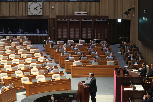 8일 새벽 국회 본회의장에서 열린 본회의에서 2019년 예산안이 상정된 후 민주평화당장병완 원내대표가 반대토론을 하고 있다. 본회의장 시계가 새벽 4시를 알리고 있다. 연합뉴스