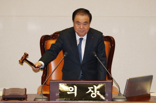 문희상 국회의장이 8일 새벽 국회 본회의장에서 열린 본회의에서 2019년 예산안이 가결되었음을 선포하고 있다. 연합뉴스