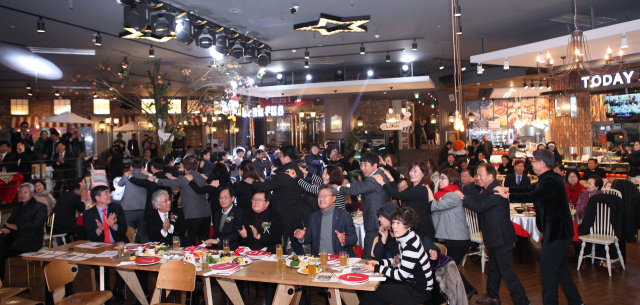 매일 탑 리더스 2018년 송년회가 10일 아리아나호텔 아리아나브로이에서 열렸다. 사진=임경희 매일 탑 리더스 미디어 전문위원.