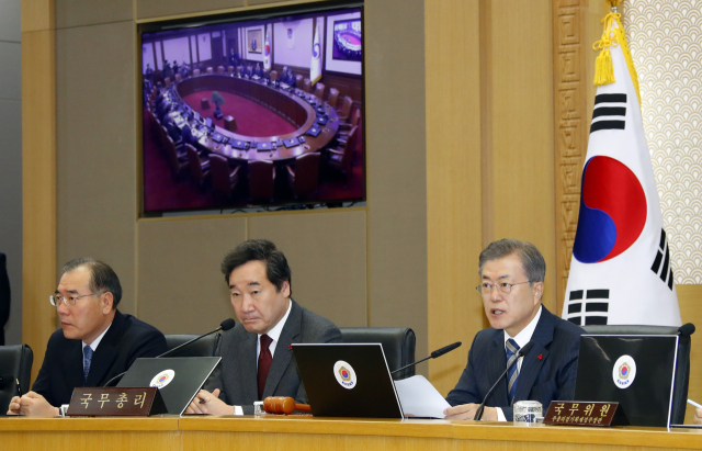 문재인 대통령이 11일 오전 정부세종청사에서 열린 국무회의를 주재하고 있다. 이날 국무회의는 세종과 서울 청사 간 영상회의로 진행됐다. 연합뉴스