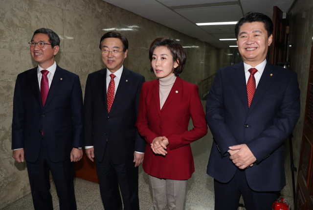 11일 오후 국회에서 열린 자유한국당 새 원내대표·정책위의장 선출을 위한 의원총회에서 원내대표 후보로 나선 김학용 의원과 나경원 의원이 동료의원들에 인사하기 위해 기다리고 있다. 왼쪽부터 원내대표 후보 김학용 의원, 정책위의장 후보 김종석 의원, 원내대표 후보 나경원 의원, 정책위의장 후보 정용기 의원. 연합뉴스