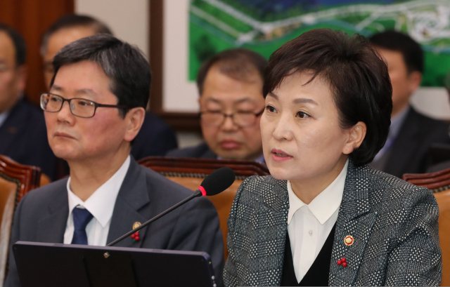 김현미 국토교통부 장관이 11일 오후 계속된 국회 국토교통위 전체회의에서 강릉선 KTX 열차 탈선사고에 대한 의원질의에 답변하고 있다. 연합뉴스