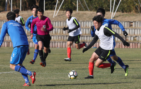 12일 울산시 미포구장에서 김학범 감독이 이끄는 23세 이하(U-23) 축구대표팀이 울산대와 연습경기를 하고 있다. 연합뉴스