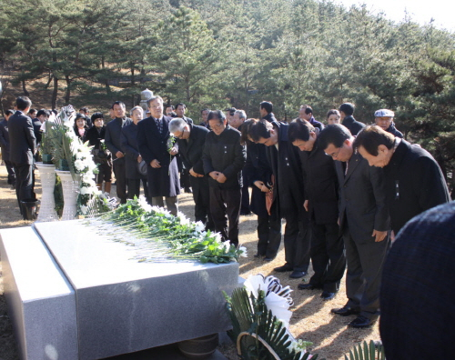 허주(虛舟) 김윤환 전 신한국당 대표의 15주기 추모식이 15일 구미시 장천면 선영에서 열린다. 10주기 추모식 모습. 매일신문 DB