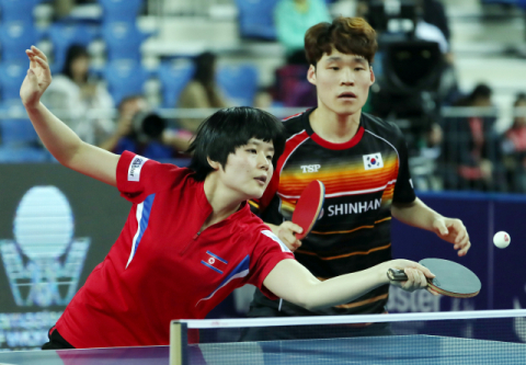 13일 인천 남동체육관에서 열린 2018 국제탁구연맹(ITTF) 월드투어 그랜드 파이널스 혼합복식 8강전에서 남북 단일팀 장우진(오른쪽)-차효심이 일본의 요시무라 마하루-이스키와 카스미 조와 경기를 펼치고 있다. 연합뉴스