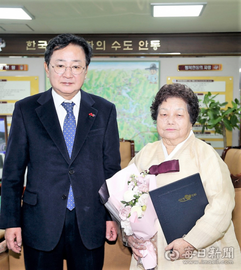 안동포짜기 기능보유자 권연이(사진 오른쪽) 씨