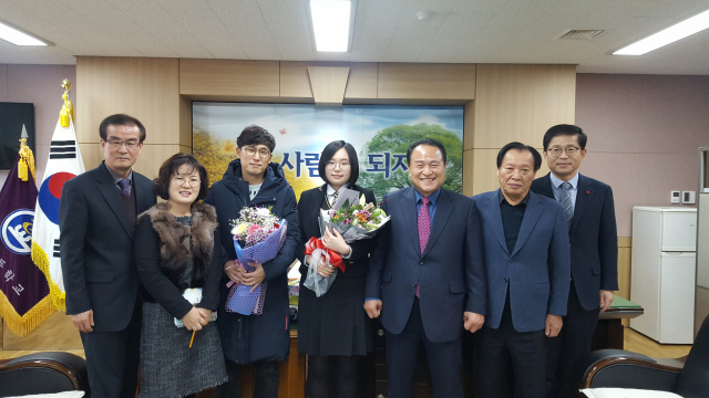 군위고 3학년생인 전효주(왼쪽에서 네 번째) 학생이 14일 서울대 의예과 수시 합격 발표 후 군청을 찾아 김영만(오른쪽 세 번째) 군위군수 등의 축하를 받고 있다. 군위군 제공