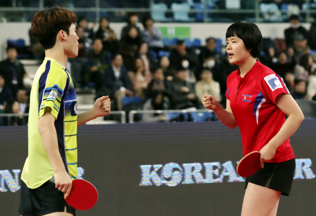 14일 인천 남동체육관에서 열린 2018 국제탁구연맹(ITTF) 월드투어 그랜드 파이널스 혼합복식 준결승전에서 남북단일팀 장우진(왼쪽)-차효심이 한국팀 임종훈-양하은을 상대로 득점한 뒤 기뻐하고 있다. 연합뉴스