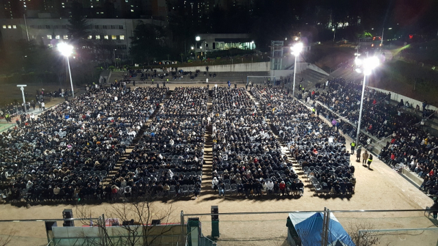 부산대생 4천여명이 14일 오후 운동장 넉넉한 터에서 대학의 비민주적인 학칙개정 반대 등을 요구하는 학생총회를 개최하고 있다. 부산대가 최고 학생 의결기구인 학생총회를 성사시킨 것은 2011년 이후 7년 만이다. 연합뉴스