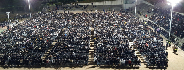 부산대생 4천여명이 14일 오후 운동장 넉넉한 터에서 대학의 비민주적인 학칙개정 반대 등을 요구하는 학생총회를 개최하고 있다. 부산대가 최고 학생 의결기구인 학생총회를 성사시킨 것은 2011년 이후 7년 만이다. 연합뉴스