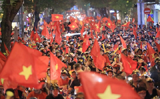 박항서 감독이 이끄는 베트남 축구대표팀이 지난 15일 10년 만에 처음으로 아세안축구연맹 스즈키컵에서 우승을 차지한 후 베트남 축구 팬들이 거리로 뛰쳐나와 환호하고 있다. 연합뉴스